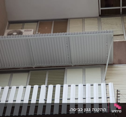 מרפסת עם גג ותריסים מאלומיניום